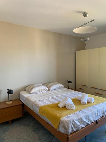 尼斯Appartement 02 Vue Panoramique -WIFI- Parking privé -NICE的一间卧室配有一张大床和毛巾