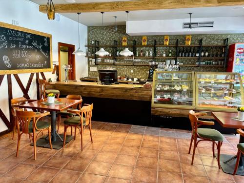 特热邦博哈达旅馆的一间带桌椅和柜台的餐厅