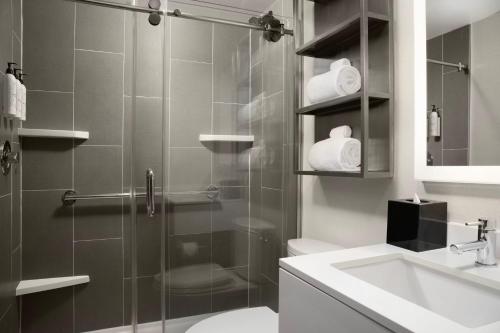 纽约TownePlace Suites by Marriott New York Manhattan/Times Square的带淋浴、卫生间和盥洗盆的浴室