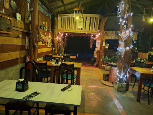 TigraGuapote Lodge的一间在房间内配有桌椅的餐厅