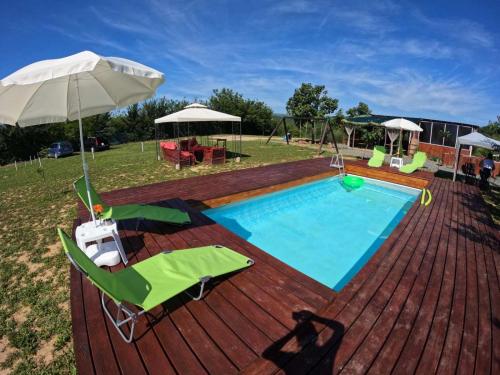 Sunny Side Fruska Gora -touristic estate内部或周边的泳池