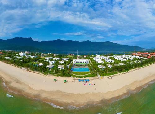 朗姑村LANGCO BAY RETREAT的享有海滩空中美景和度假胜地