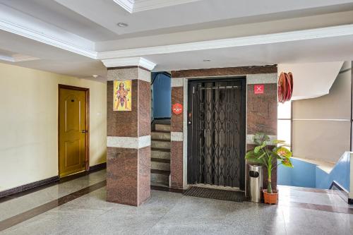 蒂鲁帕蒂Super Hotel O Padmavathi Puram Near Railway Station的大楼内带门的走廊