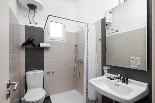 贝尼蔡斯贝拉维斯塔海滩酒店的浴室配有卫生间、盥洗盆和淋浴。