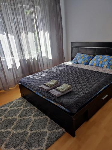 福克沙尼La Adelina的卧室内的一张床位,配有两条毛巾