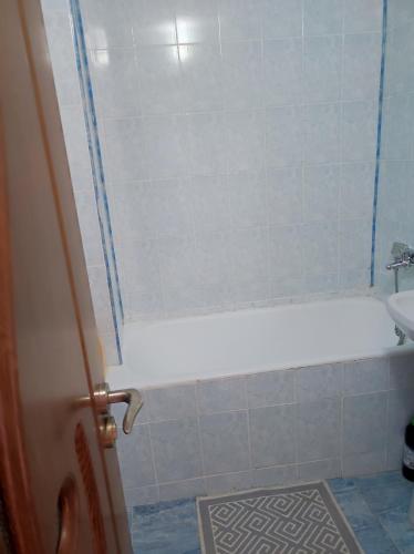 福克沙尼La Adelina的浴室配有白色浴缸和水槽
