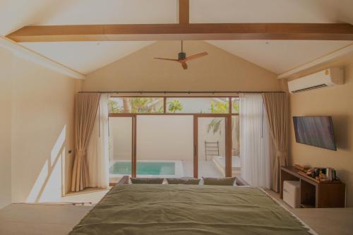 格兰岛Malaya Villa Kohlarn的一间卧室设有一张床和一个大窗户