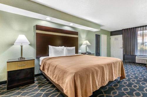奥兰多Clarion Inn International Drive的一间设有大床和窗户的酒店客房