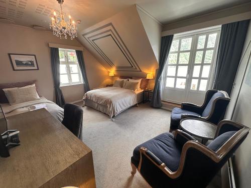 松达尔霍夫隆德峡湾酒店的卧室配有一张床和一张桌子及椅子