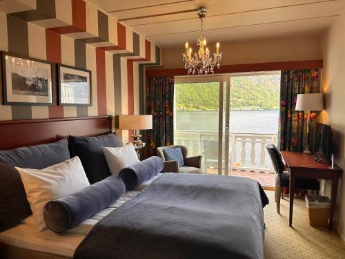 松达尔霍夫隆德峡湾酒店的一间卧室配有一张床、一张书桌和一个窗户。