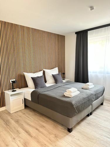 汉堡Lagom - Apartments an der Barclays Arena的一间卧室设有一张大床和一个窗户。