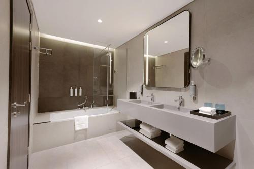 迪拜Courtyard by Marriott World Trade Centre, Dubai的一间带水槽和镜子的浴室