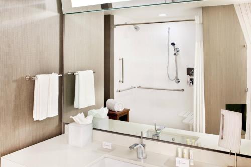扬克斯威斯特徹斯特县杨克斯万怡酒店的一间带水槽和淋浴的浴室