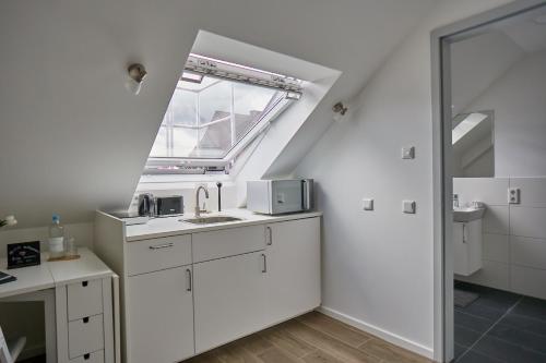 菲尔森Dülken: klein aber fein für 1 Person的白色的厨房设有水槽和窗户