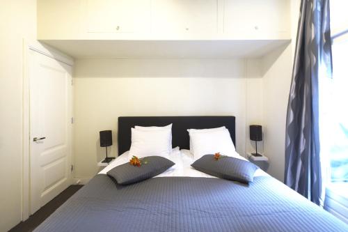 格罗宁根安德A公寓的一间卧室配有一张大床和两个枕头