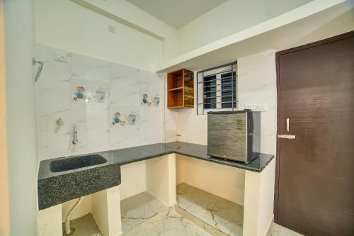 班加罗尔Hotel Airport Southgate Bangalore的一间带水槽和淋浴的浴室
