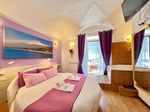 卡塔尼亚CANTU' SUITE的一间卧室配有一张紫色色调的大床