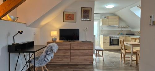 马里博尔Apartment Dolce Vita Maribor的客厅配有木梳妆台上的电视