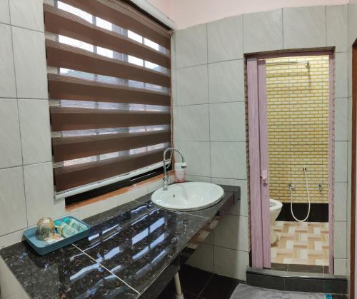 伯恩仓Santai Desa Chalet musleem 0nly的一间带水槽和镜子的浴室
