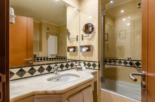 里斯本图林木欧罗巴酒店的一间带水槽和淋浴的浴室