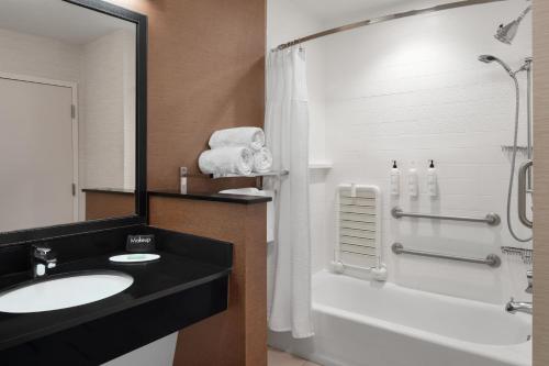 奥兰多万豪奥兰多基西米/庆典费尔菲尔德客栈的一间带水槽、浴缸和淋浴的浴室