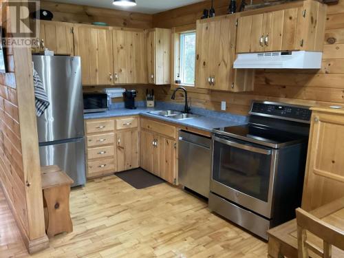 StanhopeStanhope Chalets的厨房配有木制橱柜和不锈钢用具
