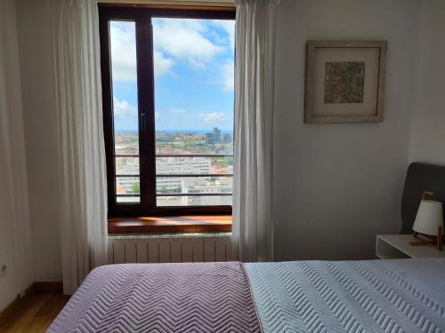 加亚新城Douro View Apartment的一间卧室设有一张床和一个大窗户