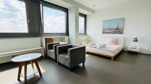 柏林Skyview Studio Apartments at Berlin Kreuzberg-Mitte的带沙发、床和窗户的客厅