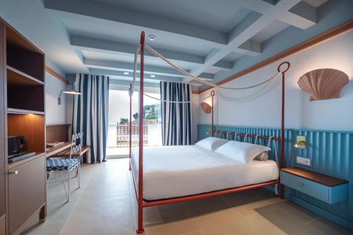 努马纳Murè Hotel Numana的一间卧室,卧室内配有一张天蓬床