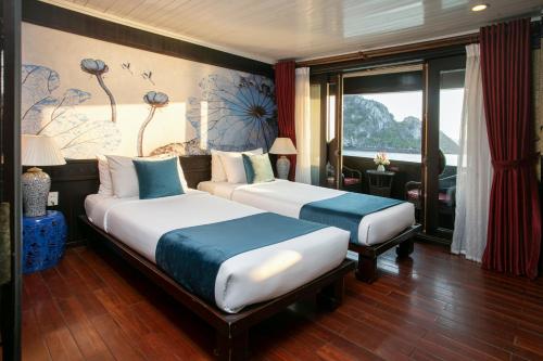 下龙湾传奇下龙私人邮轮酒店 - 哈亚巡游管理局的酒店客房设有两张床和窗户。