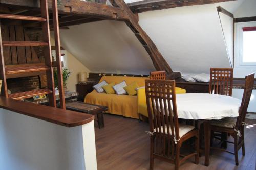 翁弗勒尔Le perchoir de St-Antoine的卧室配有一张床和一张桌子及椅子