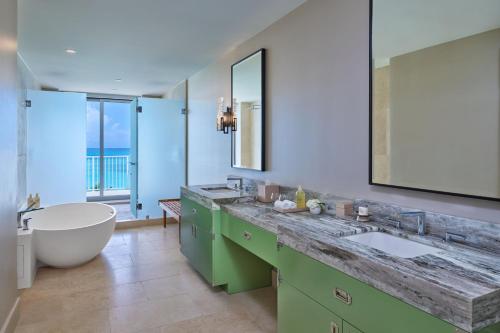 Saint GeorgeThe Residences at The St. Regis Bermuda的浴室配有2个盥洗盆、浴缸和浴缸。