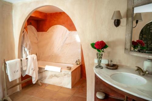 Sales del Llierca坎塞罗拉酒店的浴室配有盥洗盆和浴缸。