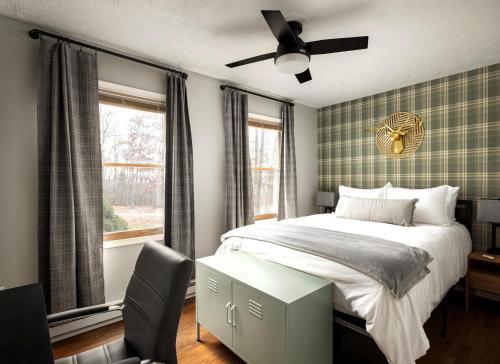 仙纳度Shenandoah Hilltop Hideaway的一间卧室配有一张床和吊扇