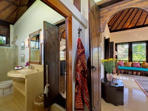 坎古Villa Kakatua的一间带水槽、卫生间和镜子的浴室