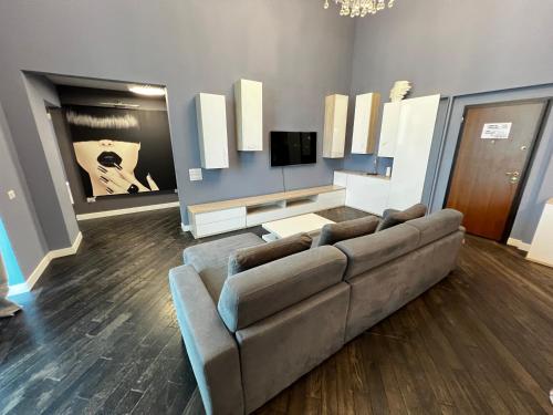马马亚Blue Bike Seaview Apartment & Penthouse的带沙发和电视的客厅