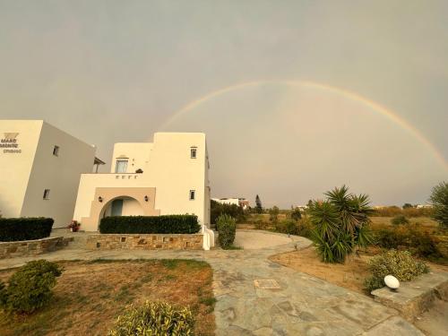 布拉卡Mare Monte Studios Naxos的天上方的彩虹