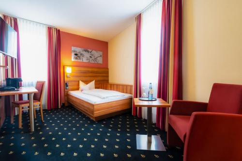 海德堡全景酒店的酒店客房设有一张床和两个窗户。