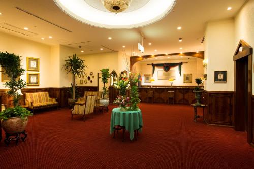 福冈博多公爵酒店的一间房间,桌子上摆放着鲜花