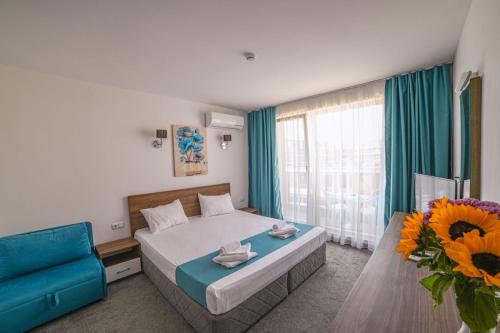阳光海滩Hotel Zonya的一间卧室配有一张床和一张蓝色的沙发
