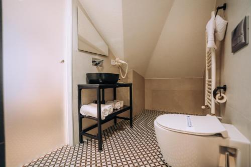 奥赫里德Villa PUPIN的一间带水槽和卫生间的浴室