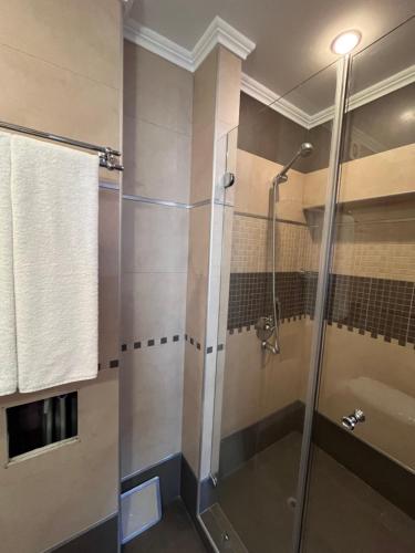 索佐波尔卡瓦勒尔酒店的浴室里设有玻璃门淋浴