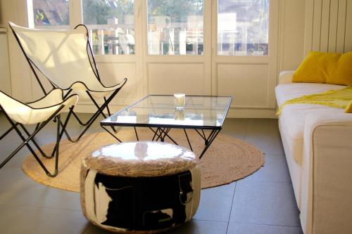 图尔热维尔克洛斯德萨比耶公寓 的客厅配有咖啡桌和沙发