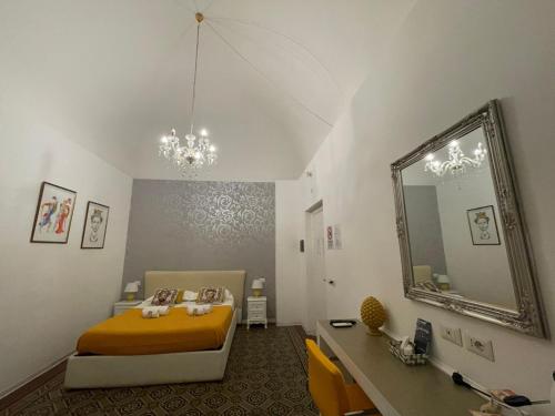 卡塔尼亚Sleep Inn Catania rooms - Affittacamere的一间卧室配有黄色的床和镜子