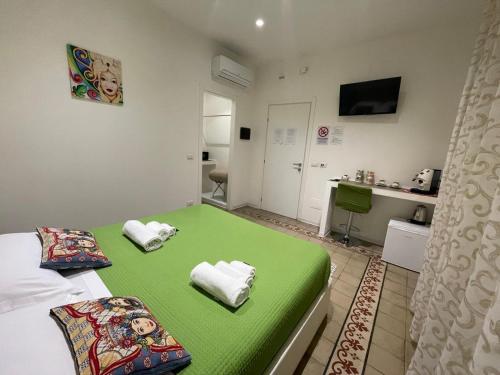 卡塔尼亚Sleep Inn Catania rooms - Affittacamere的小房间设有绿色的床和厨房
