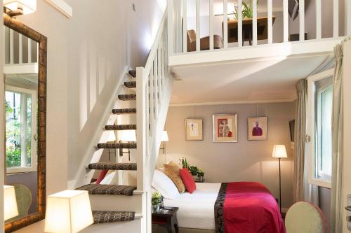 巴黎维拉玛当酒店 的一间带床和螺旋楼梯的房间