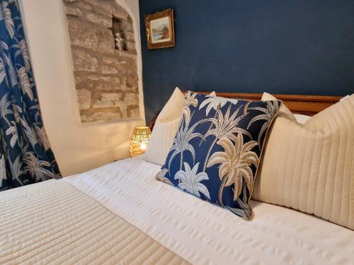霍姆弗斯THE OLD WASH KITCHEN - Charming Character Cottage in Holmfirth, Yorkshire的一间卧室配有一张带枕头的床