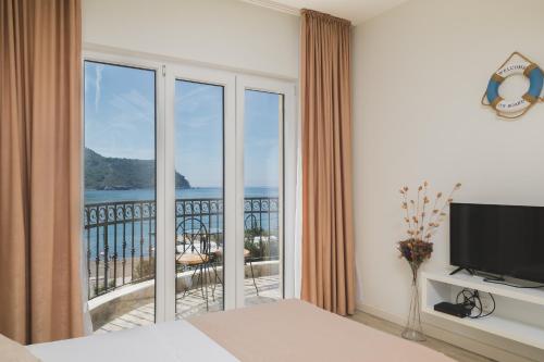 安吉Villas Promis的卧室设有海景大窗户