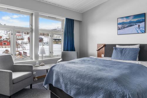 灵塞德林赛迪特吉斯特加德酒店的一间卧室配有一张床、一把椅子和窗户。