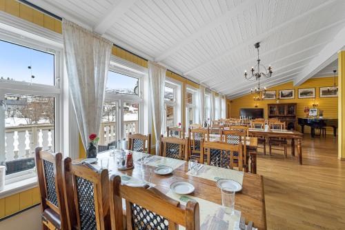 灵塞德林赛迪特吉斯特加德酒店的一间带桌子和一些窗户的用餐室